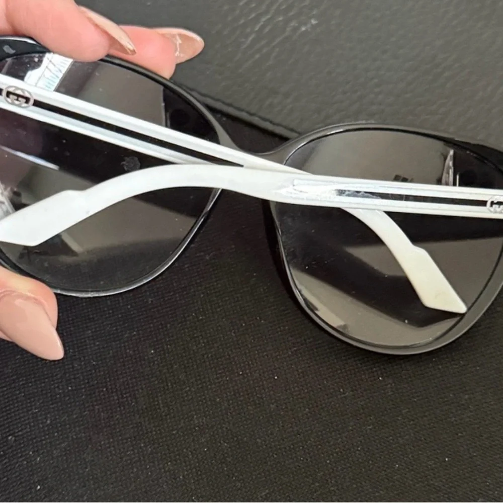 Gucci black frame sunglasses authentic with case - Picture 4 of 8